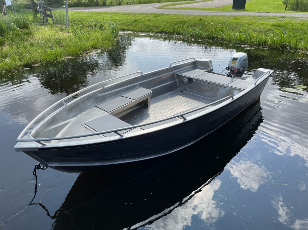 Qwest Marine R400