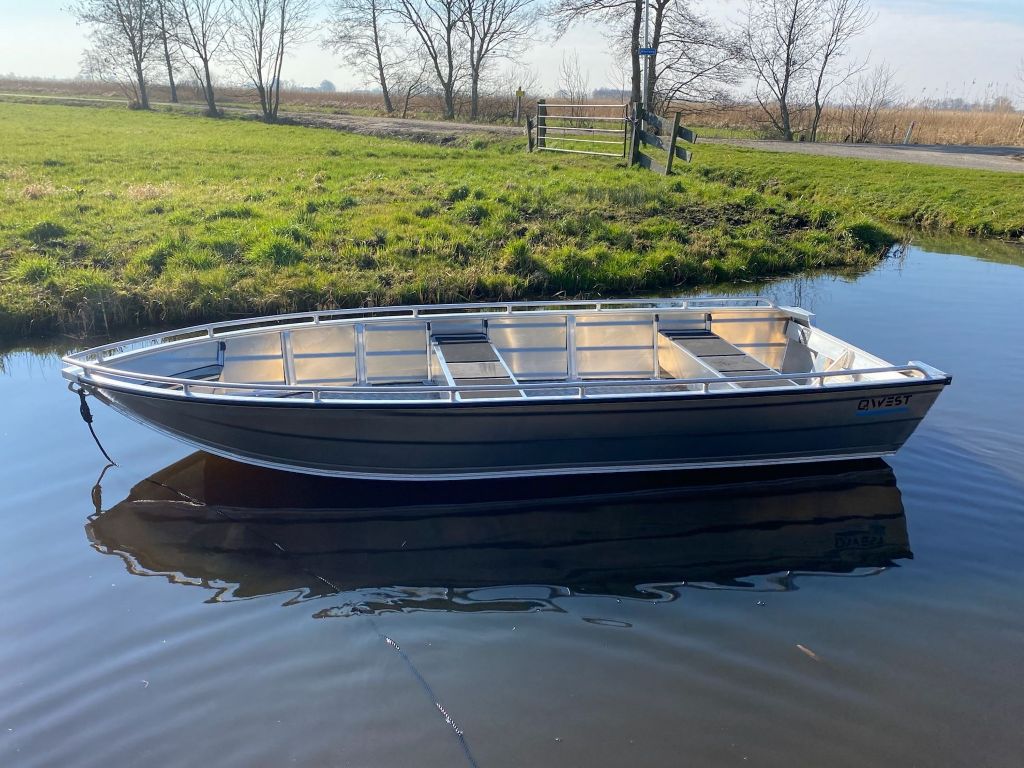 Qwest Marine B381